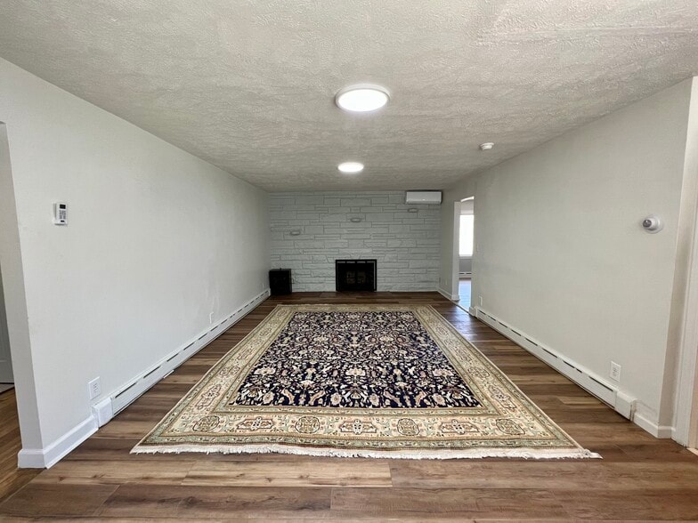 living room - 614 N College Ave