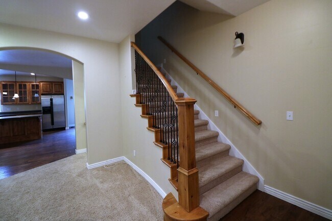 Building Photo - Beautiful Harvest Park Mapleton Townhouse