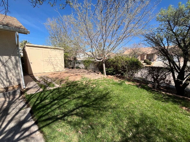 Building Photo - ***RV PARKING*** Wonderful 3 bed 3 bath home in Saint George. Private covered balcony with wonder...