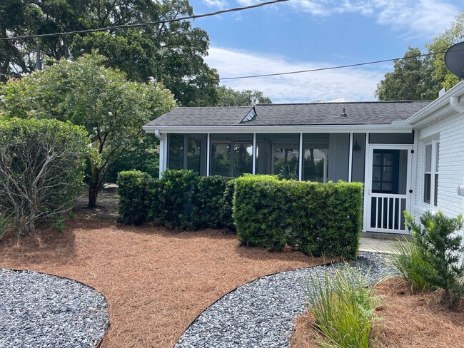 Building Photo - Old Village Cottage - 1.5 Blocks to Pitt S...