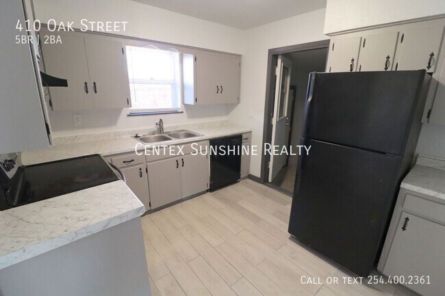 Building Photo - 410 Oak St