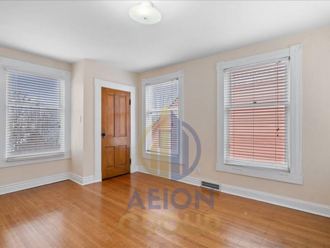 Building Photo - 989 Woodruff Pl E Dr