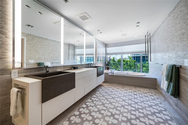Building Photo - 1 Collins Ave