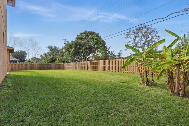 Building Photo - 1425 SW Oriole Ln