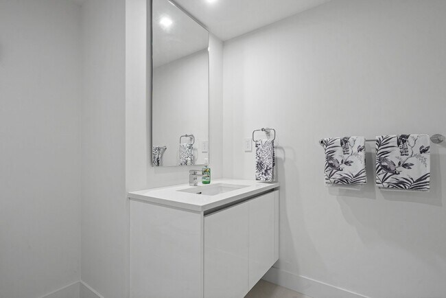 Building Photo - 730 N Ocean Blvd