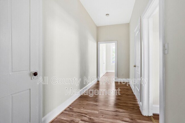 Building Photo - 305 9th St