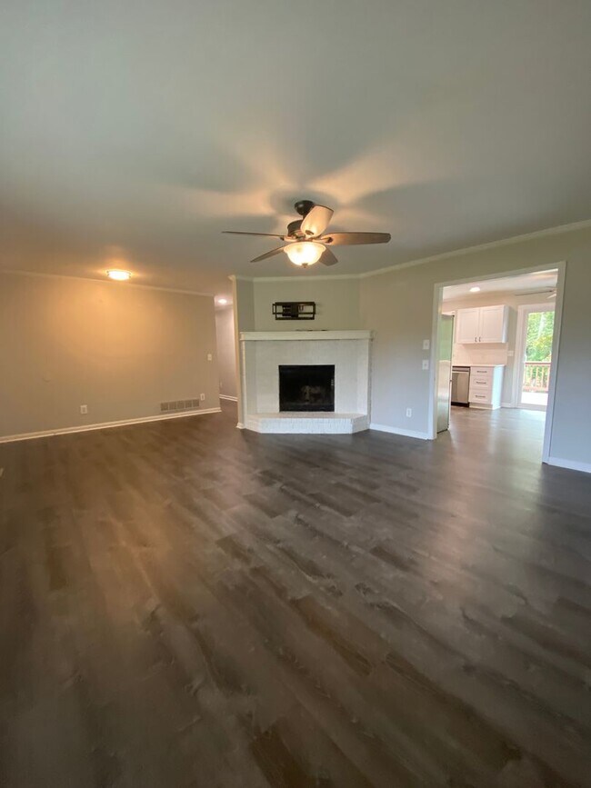 Building Photo - OCONEE COUNTY - Lovely 3 bedroom 2 bathroo...