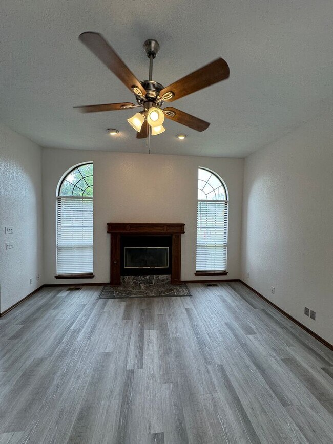Building Photo - 3 bed plus flex room, 2 and 1/2 baths 2 ca...