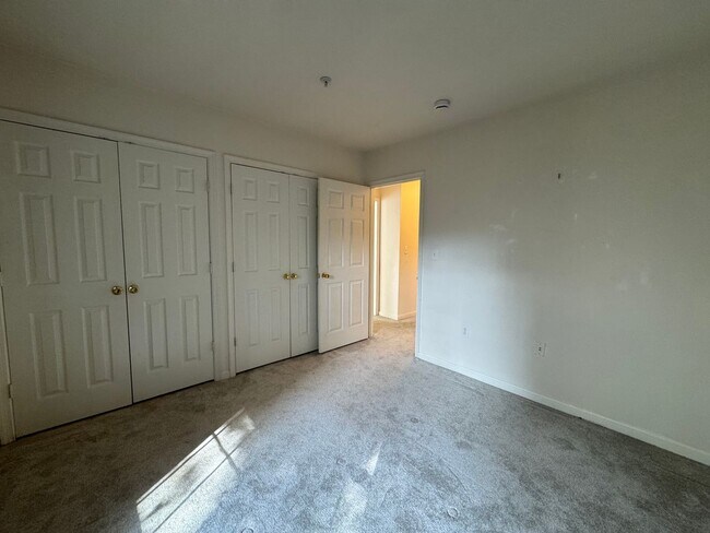 Building Photo - Spacious 3 Bed 3 Bath Condo With Balcony I...