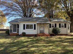 Building Photo - 3 Bedroom, 1.5 Bathroom House in Winston-S...