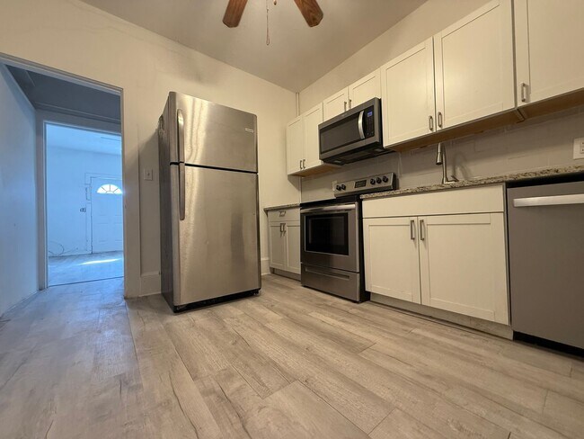 Building Photo - 401 N Wild Olive Ave