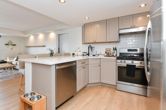 Building Photo - 700 1st St