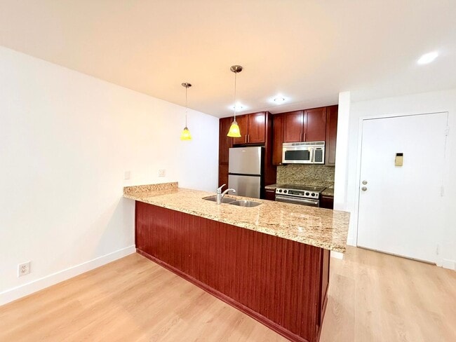 Building Photo - ***MOVE-IN SPECIAL 2 WEEKS FREE RENT***Beautiful Renovated Spacious Courtyard One Bedroom with pa...