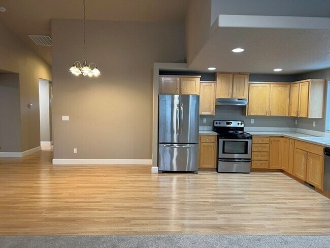 Building Photo - 3Bd/2Ba Single Story House - Available to View!