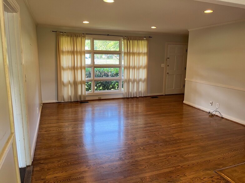 Building Photo - 619 Crieve Rd