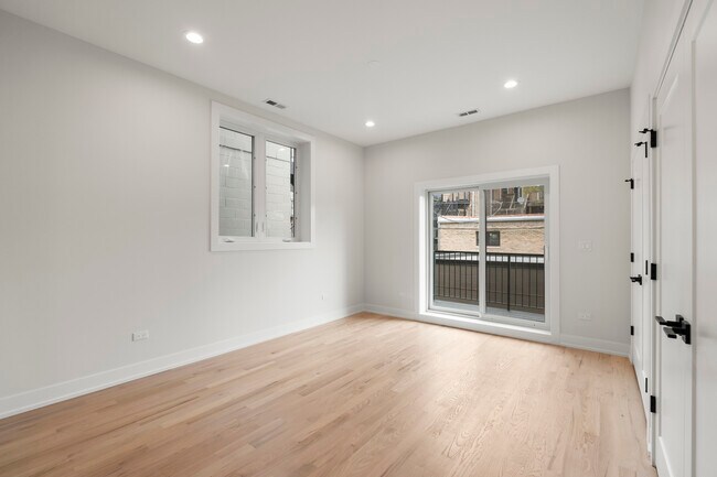 Building Photo - 428 E 50th Pl