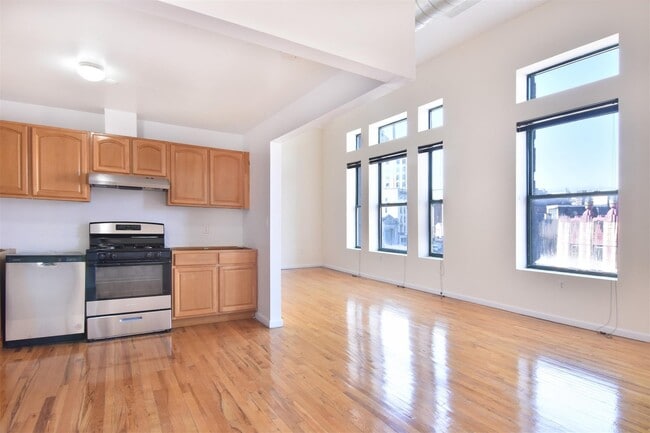 Primary Photo - 12 N Broadway