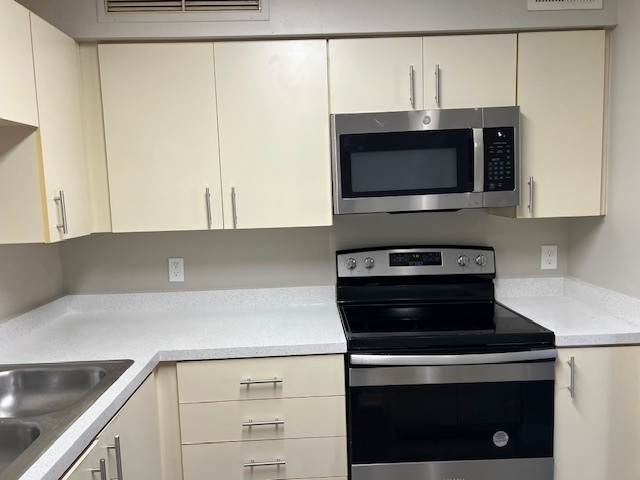 Kitchen - 345 Lakepointe Dr