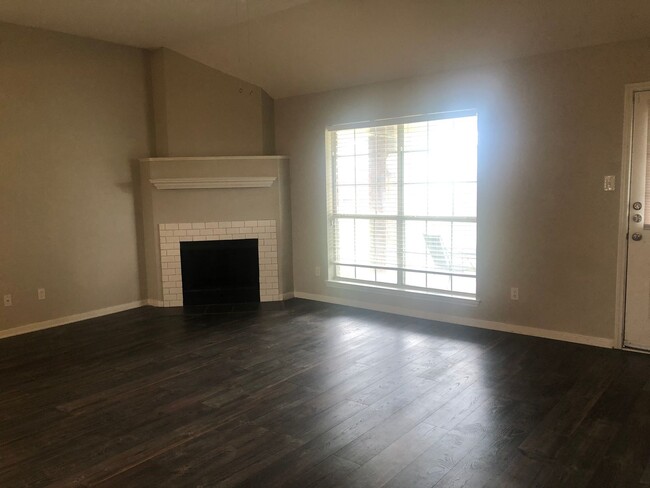 Building Photo - 5002 Velma Dr