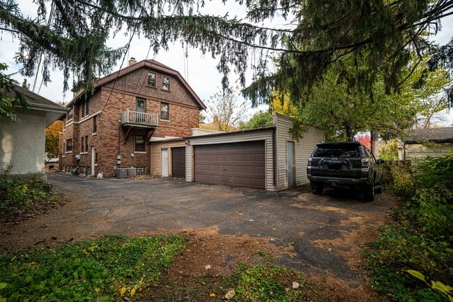 Building Photo - 522 N 65th St