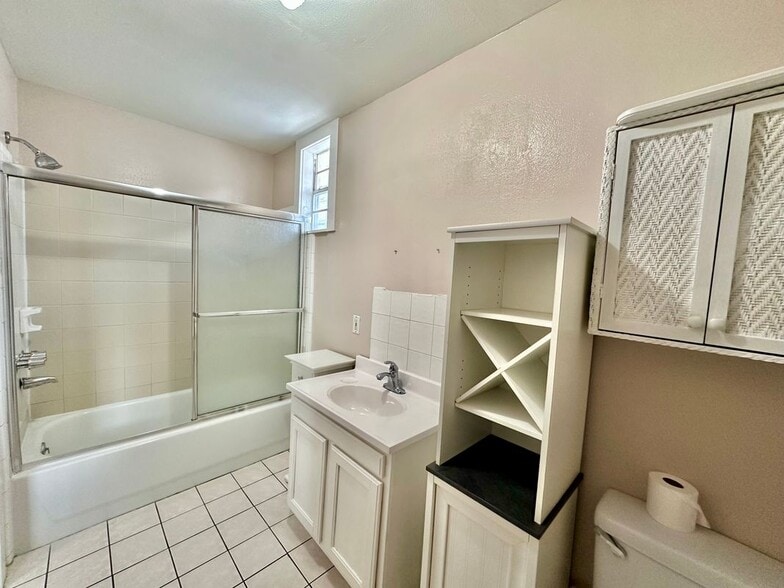 Building Photo - 305 N Live Oak St