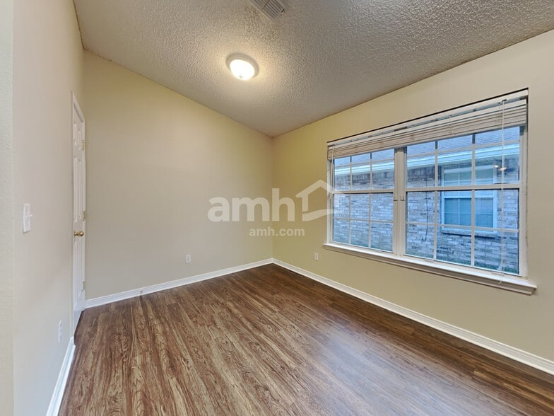 Building Photo - 6265 Ironside Dr N