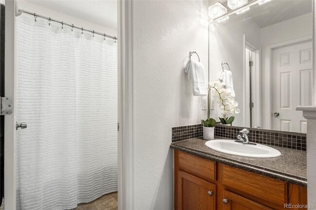 Building Photo - 3 Bed Townhome with Large Backyard