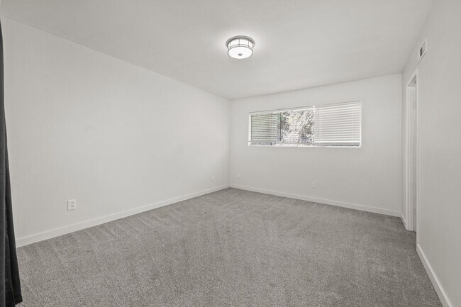 Building Photo - Private pool oasis!