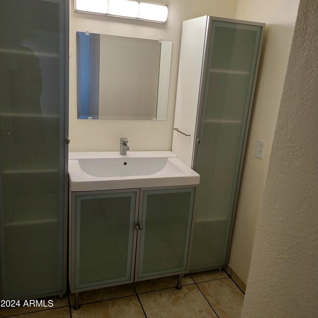 Building Photo - 4211 E Palm Ln