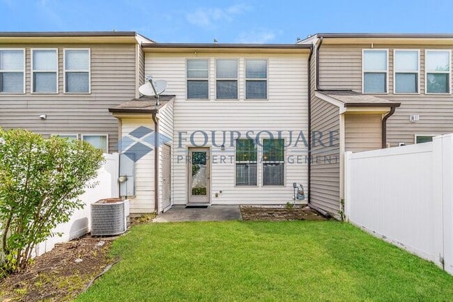 Building Photo - Townhome | Washer/ Dryer Included |Fenced ...