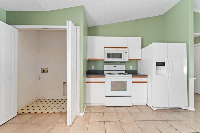 Building Photo - Charming 3-Bedroom, 2-Bath Home with Bonus Room in Poinciana!