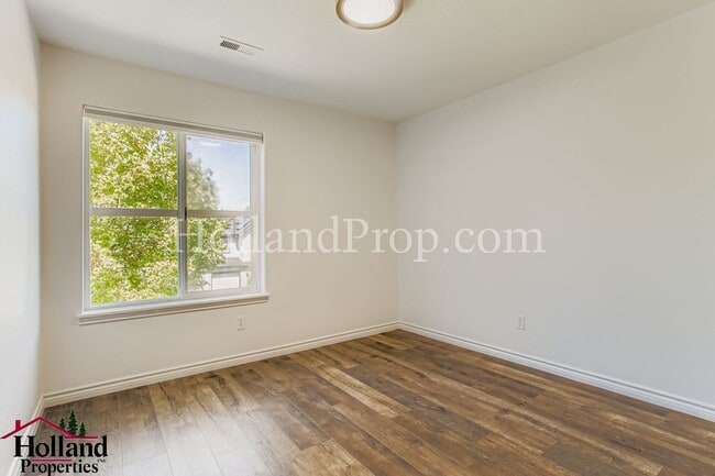 Building Photo - Elegant 3-Bedroom Home Steps from Nature