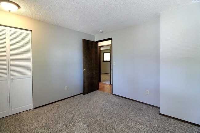 Building Photo - 4 Bed/3 Bath Richland Home w/ a Pool!