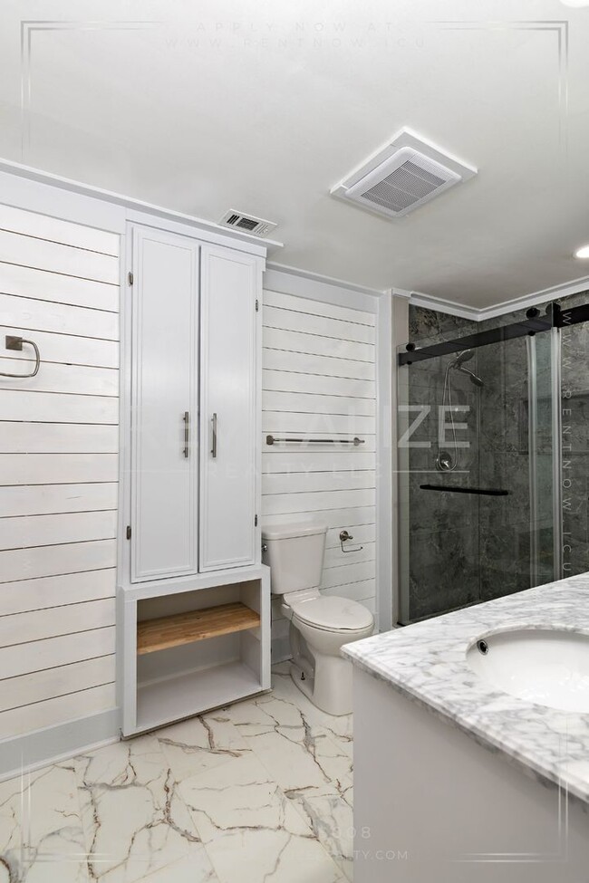 Building Photo - Gorgeous Spring Hill Home!