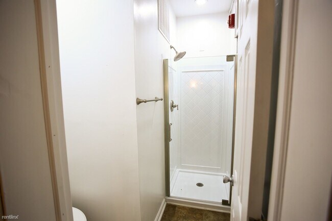 Building Photo - 10 br, 4 bath House - 619 Cabell Avenue