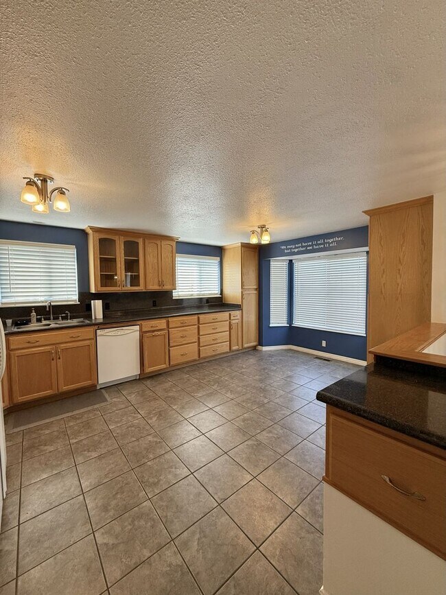 Building Photo - Charming 4-Bedroom Home in the Heart of Ce...