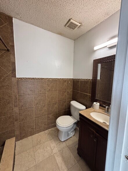 Building Photo - 5148 Tennis Court Cir