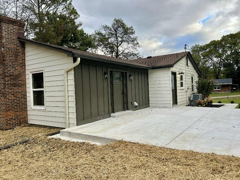 Building Photo - 304 Greenview Dr