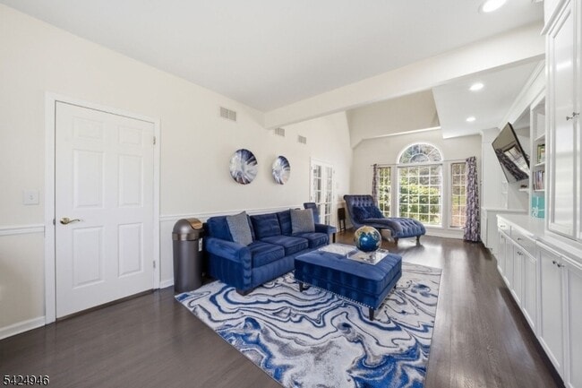 Building Photo - 11 Rosewood Ln