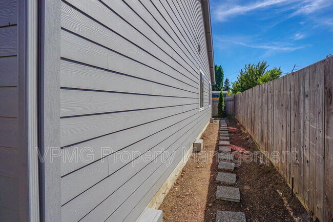 Building Photo - 13801 NE 33rd Cir