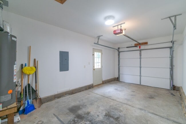 Building Photo - Lovely home in Monroe!
