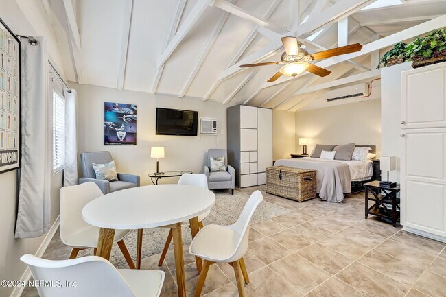 Building Photo - 1427 River Oaks Rd