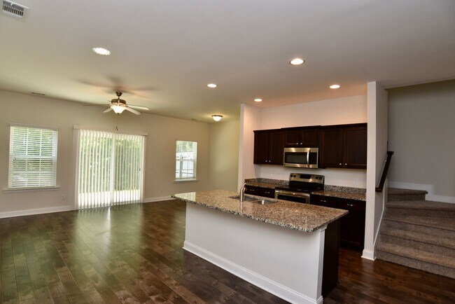 Building Photo - 3 Bed/2.5 Bath Townhome in Richmond Hill