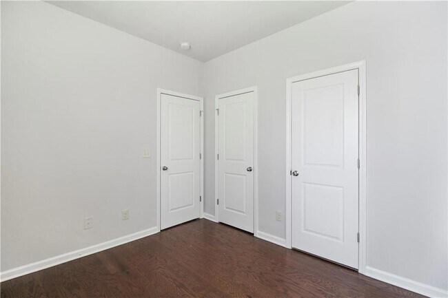 Building Photo - 5090 Breezewood Cir