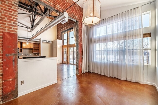 Building Photo - 3033 Blake St