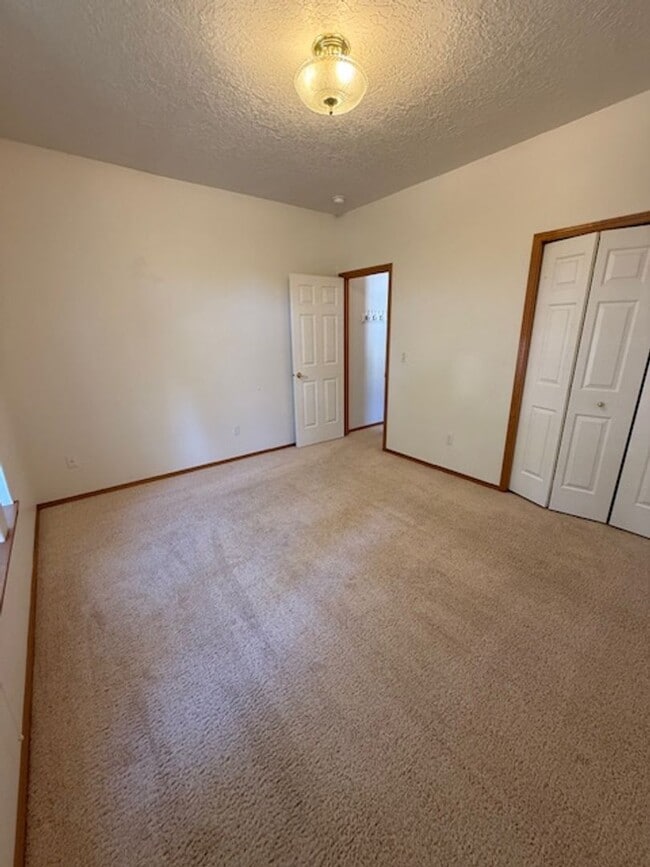 Building Photo - 4-bedroom 2.5 Bath McMinnville OR 97128