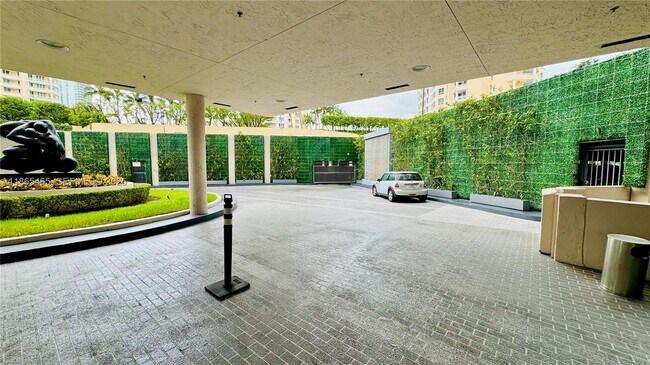 Building Photo - 540 Brickell Key Dr