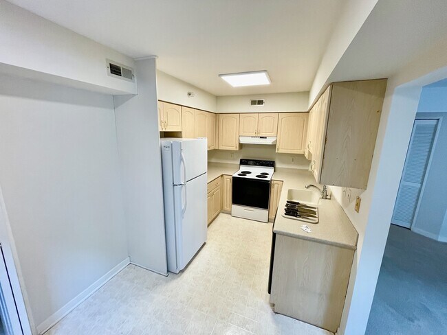 Kitchen - 104 Woodside Rd