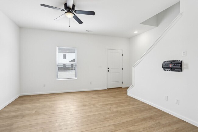 Building Photo - 1604 Parkview Dr