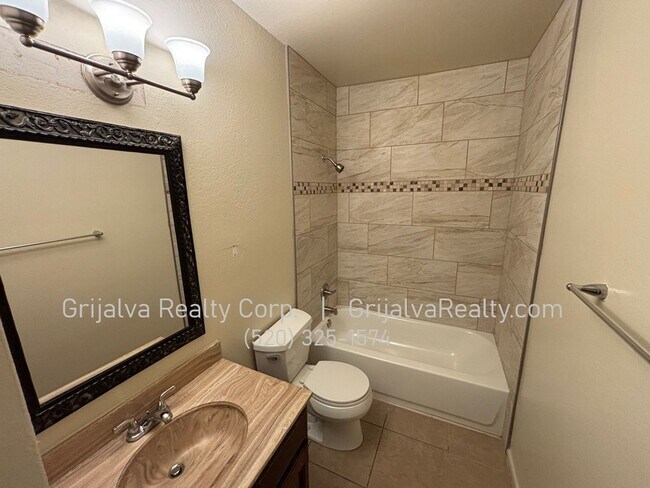 Building Photo - 2838 N Sparkman Blvd